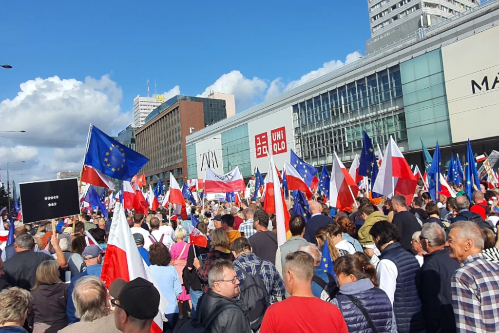 crowds on milion hearts march in Warsaw